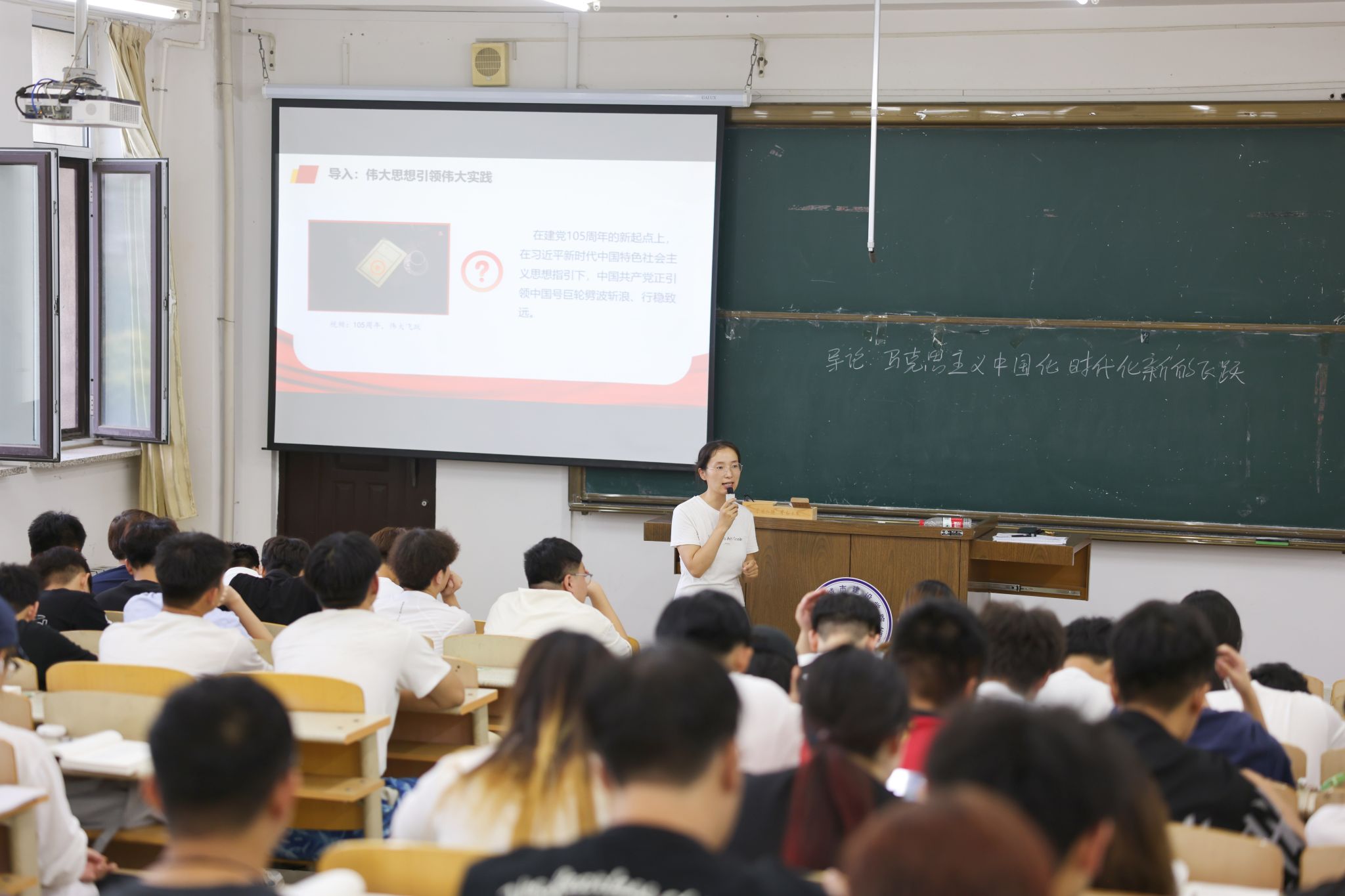 师生们撑伞缓步